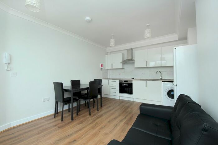 3 Bedroom Flat To Rent In Uxbridge Road, London W12