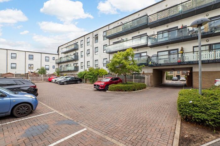 2 Bedroom Flat For Sale In Sweetbriar Avenue, Carshalton, SM5