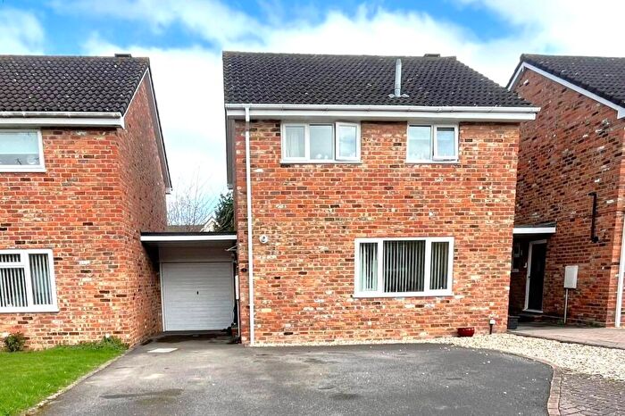 3 Bedroom Link Detached House For Sale In Kimber Close, Chineham, Basingstoke, Hampshire, RG24