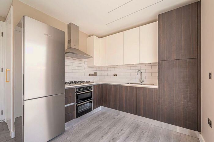 2 Bedroom Flat To Rent In The Rdigeway, Golders Green, London, NW11