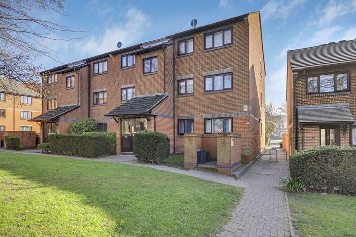 1 Bedroom Flat To Rent In Limetree Walk, London, SW17