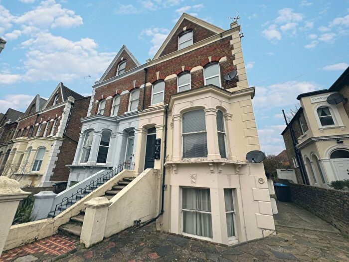 2 Bedroom Flat To Rent In North Avenue, Ramsgate, Kent, CT11