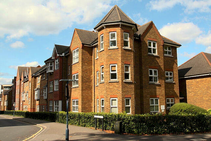 2 Bedroom Flat To Rent In Burleigh Gardens, Woking, GU21