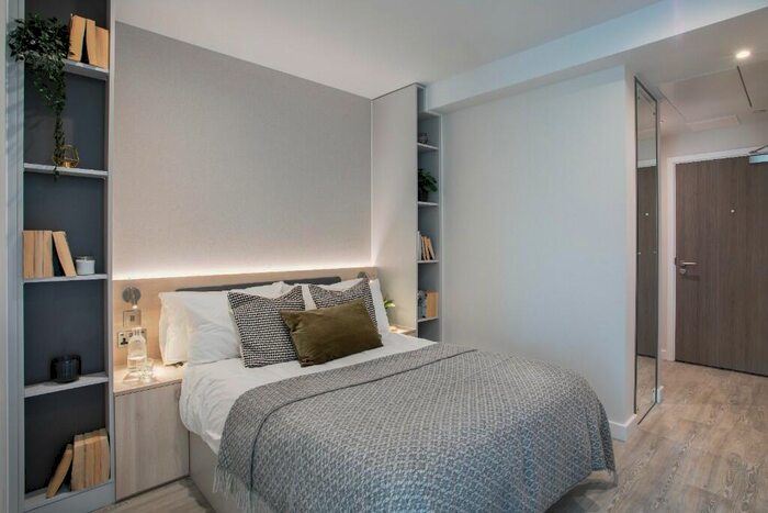 Studio To Rent In College Road, East Croydon, London, CR0