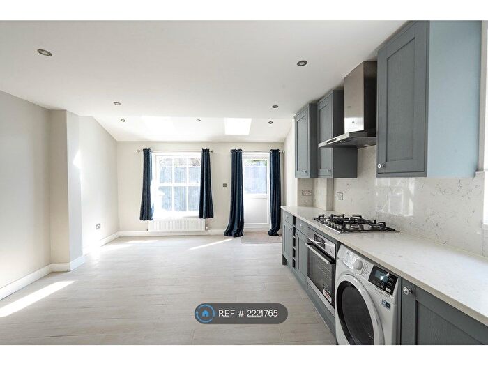 2 Bedroom Flat To Rent In Goldsboro Road, London, SW8
