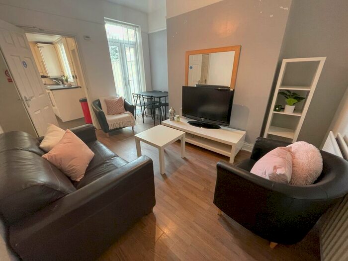 3 Bedroom Terraced House To Rent In Ingrow Road, L6