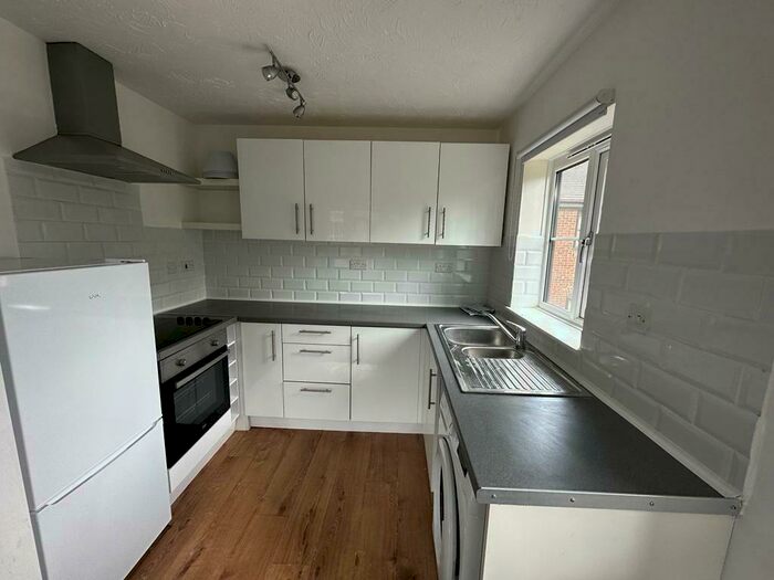 2 Bedroom Flat To Rent In Poets Chase, Aylesbury, HP21