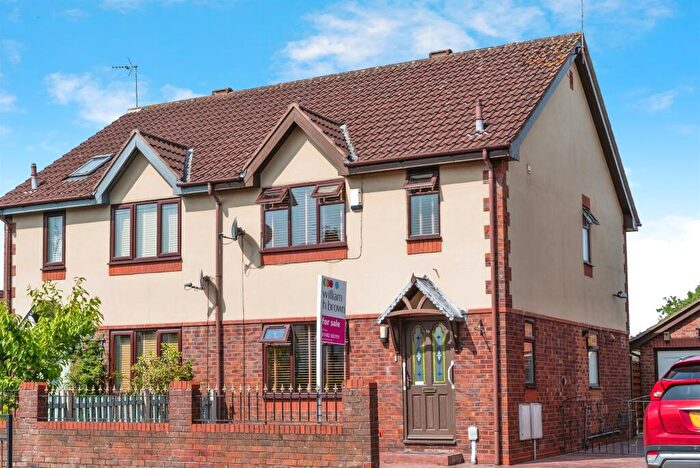 3 Bedroom Semi-Detached House For Sale In Anlaby Park Road North, Hull, HU4