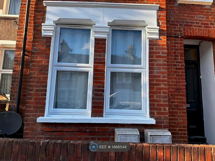 1 Bedroom Flat To Rent In Mellison Road, London, SW17