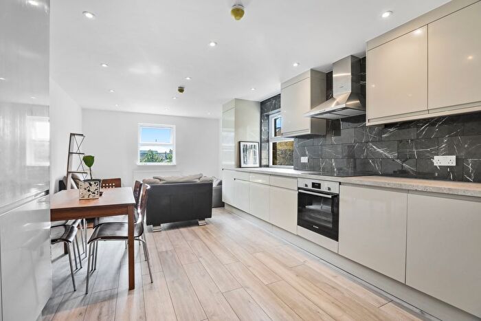 4 Bedroom Flat To Rent In Acton Lane, Harlesden, London, NW10