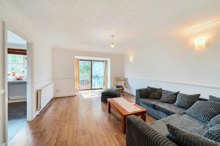 2 Bedroom Flat For Sale In Cuthbert Gardens, London, SE25