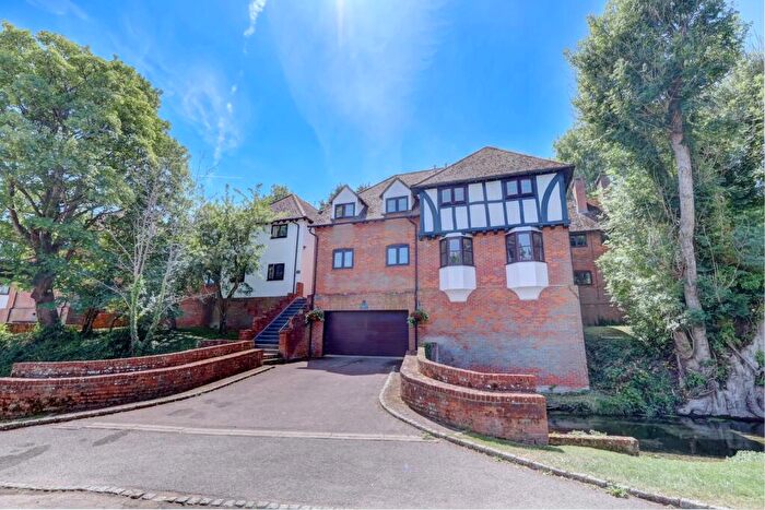 2 Bedroom Apartment To Rent In Bassetsbury Lane, High Wycombe, Buckinghamshire, HP11