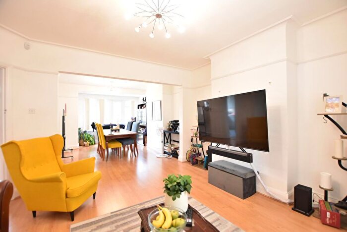 3 Bedroom Flat To Rent In Cissbury Ring North, North Finchley, N12