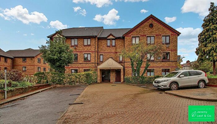 2 Bedroom Flat For Sale In Deanery Close, London, N2