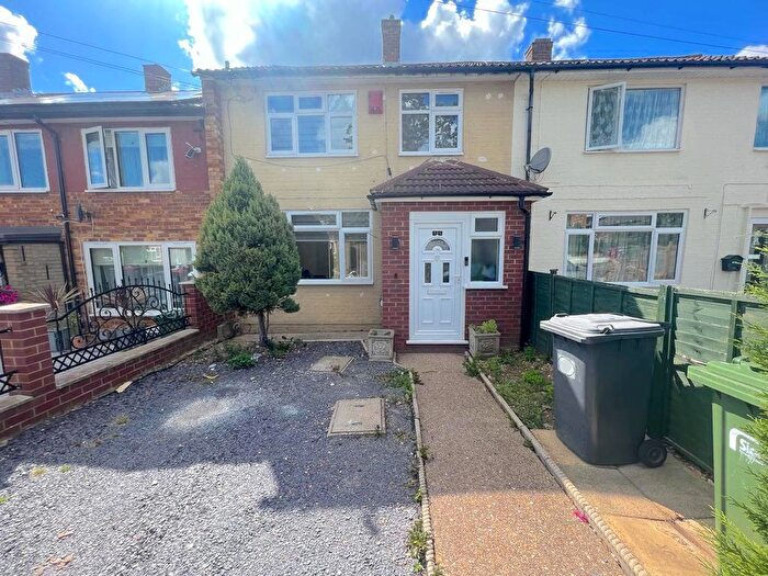 3 Bedroom Semi-Detached House To Rent In Doddsfield Road, Slough, SL2