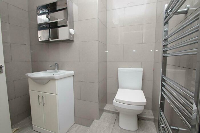 1 Bedroom Flat For Sale In North Circular Road, London, N13