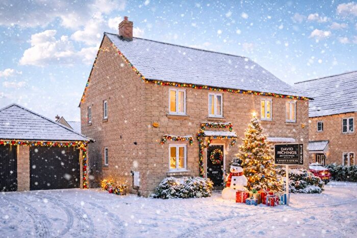 3 Bedroom Semi Detached House For Sale In Empire Drive, Carterton, Oxfordshire, OX18