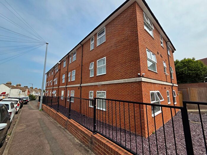 1 Bedroom Flat To Rent In Redvers Road, Chatham, ME4