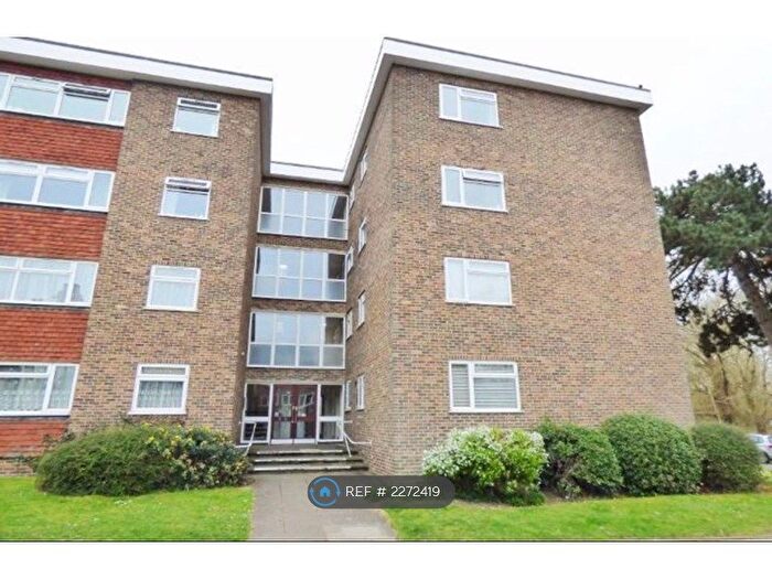 2 Bedroom Flat To Rent In Bridge Court, Leatherhead, KT22