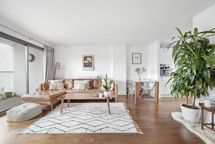 2 Bedroom Apartment To Rent In Richmond Road, Dalston, E8