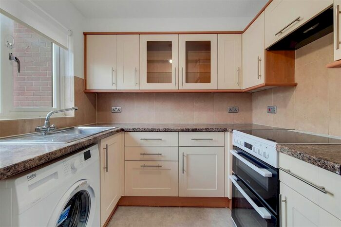 2 Bedroom Maisonette To Rent In Weavers Close, Isleworth, TW7