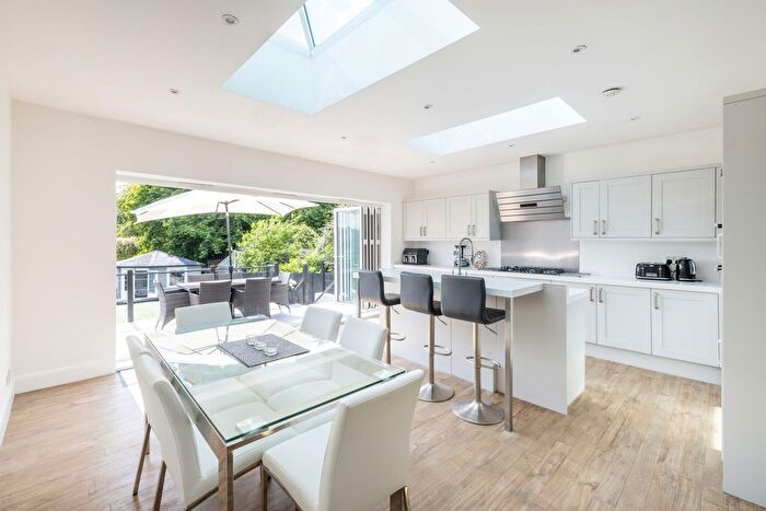 3 Bedroom Detached House For Sale In Whitethorn Avenue, Coulsdon, CR5