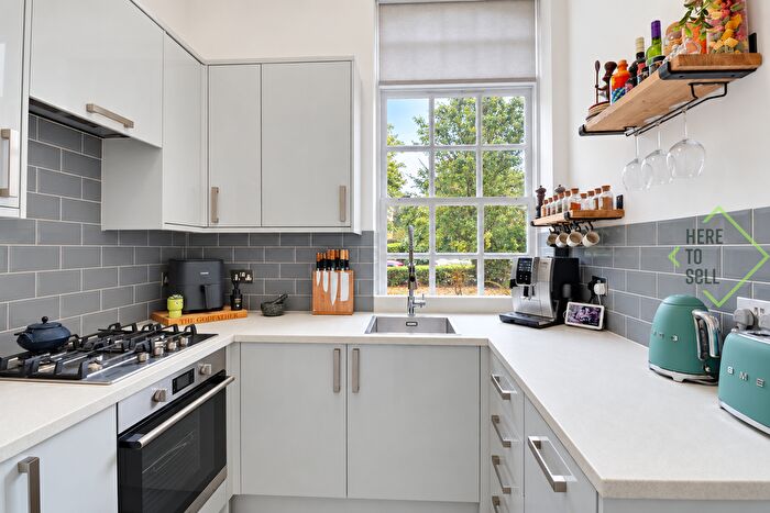 2 Bedroom Flat For Sale In Buchanan Close, Winchmore Hill, N21