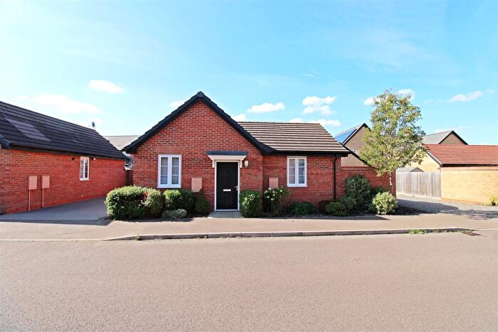 2 Bedroom Detached Bungalow For Sale In Soundy Paddock, Biggleswade, SG18