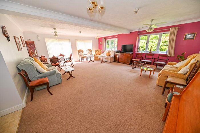 2 Bedroom Retirement Property For Sale In Havant Road, Horndean, PO8