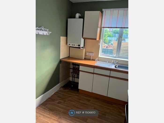 1 Bedroom Flat To Rent In Hollingwood Crescent, Chesterfield, S43