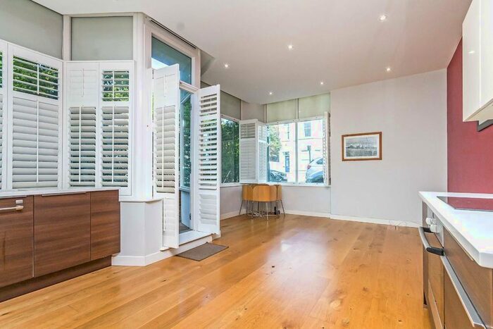 2 Bedroom Flat To Rent In Manor Road, London, W13