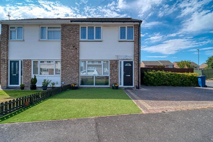 3 Bedroom Semi Detached House For Sale In Chestnut Way, Gillingham, SP8
