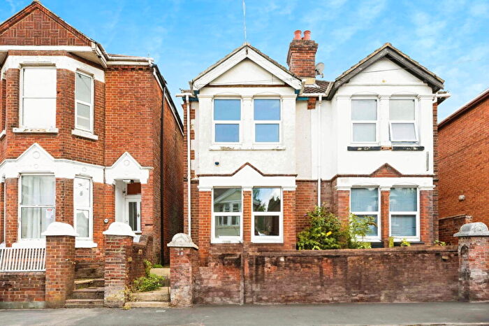 3 Bedroom Semi-Detached House For Sale In Newcombe Road, Southampton, Hampshire, SO15