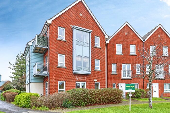 2 Bedroom Flat For Sale In Newfoundland Drive, Poole, Dorset, BH15