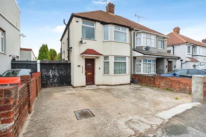 3 Bedroom Semi-Detached House For Sale In Leagrave Road, Luton, LU3