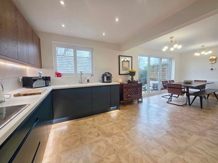 3 Bedroom Detached House For Sale In Mount Vernon Road, Barnsley, S70