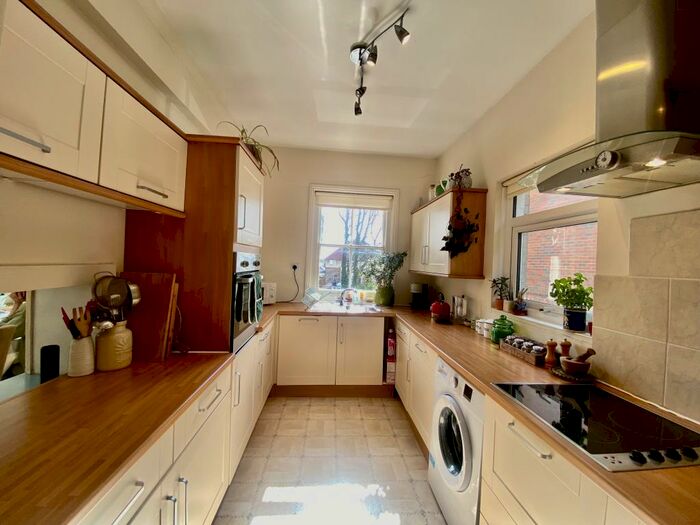 2 Bedroom Flat To Rent In Bitterne Road East, Southampton, SO18