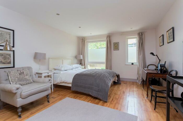 Studio To Rent In Lonsdale Place, Barnsbury, N1