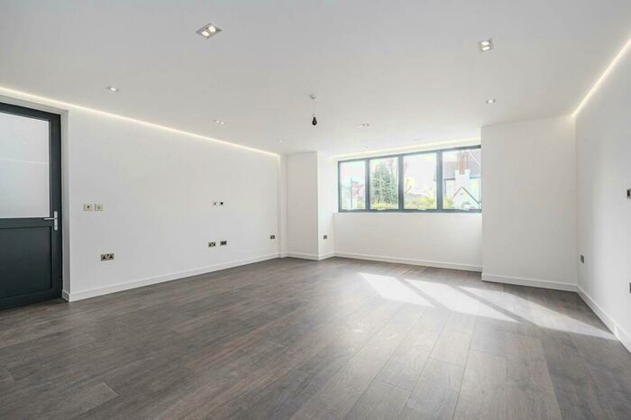 2 Bedroom Flat To Rent In The Ridgeway, Temple Fortune, London, NW11