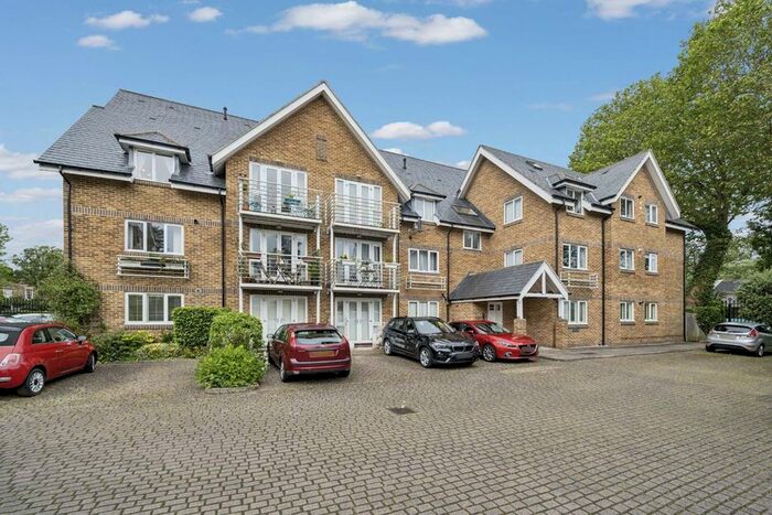 1 Bedroom Flat To Rent In Thames Close, Hampton, TW12