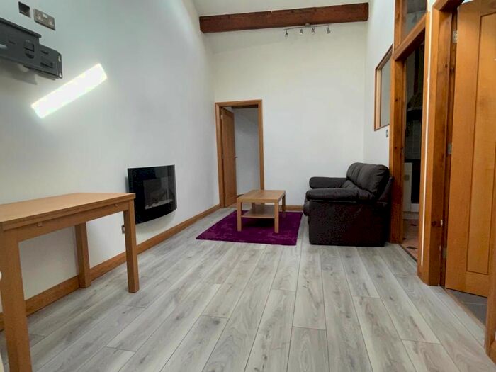 1 Bedroom Flat To Rent In Old Lane, Halifax, HX3