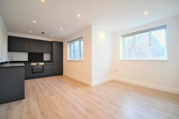 3 Bedroom Flat To Rent In Lodge Lane, London, N12