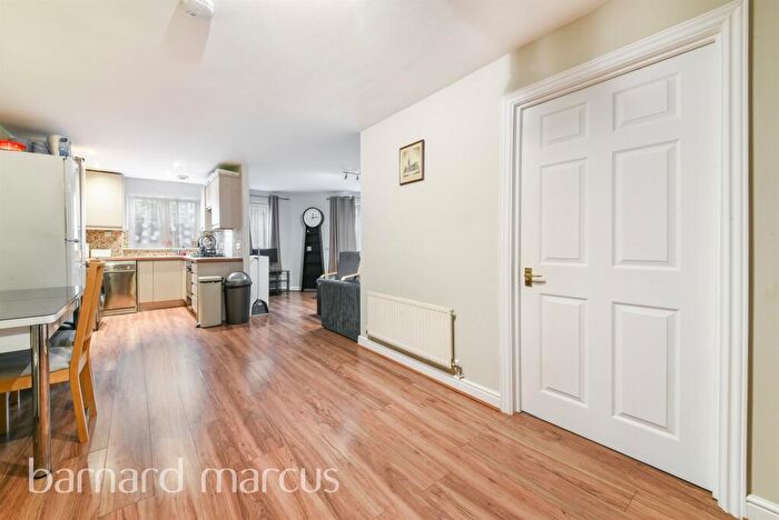 2 Bedroom Flat For Sale In Chestnut Grove, London, SE20