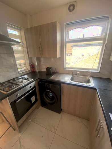 2 Bedroom Flat To Rent In New Road, London, N22