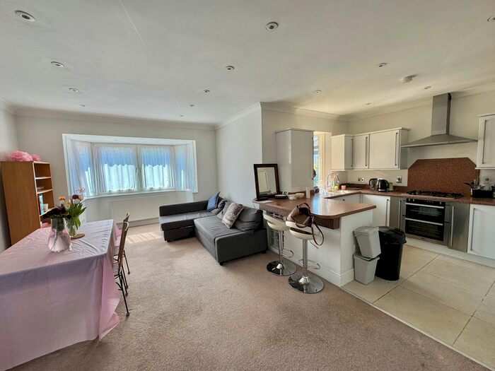 2 Bedroom Flat To Rent In Church Crescent, London, N3