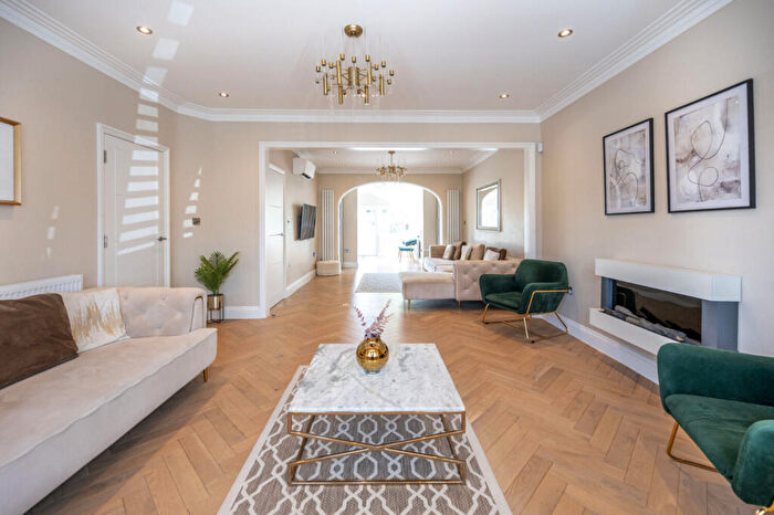 4 Bedroom Semi-Detached House To Rent In Warren Road, Wanstead, London, E11