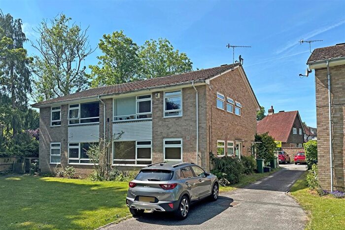 2 Bedroom Maisonette For Sale In Park Road, Redhill, RH1