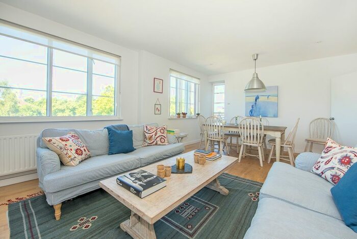 3 Bedroom Flat To Rent In The Pavement, London, SW4