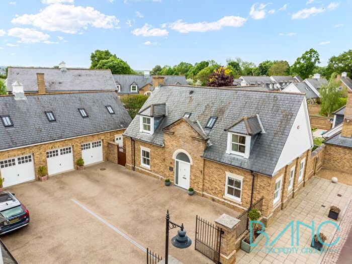 4 Bedroom Detached House For Sale In Orchid Close, Goffs Oak, EN7