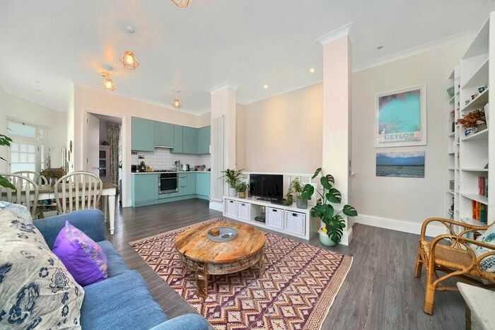 2 Bedroom Flat To Rent In Larkhall Lane, London, SW4